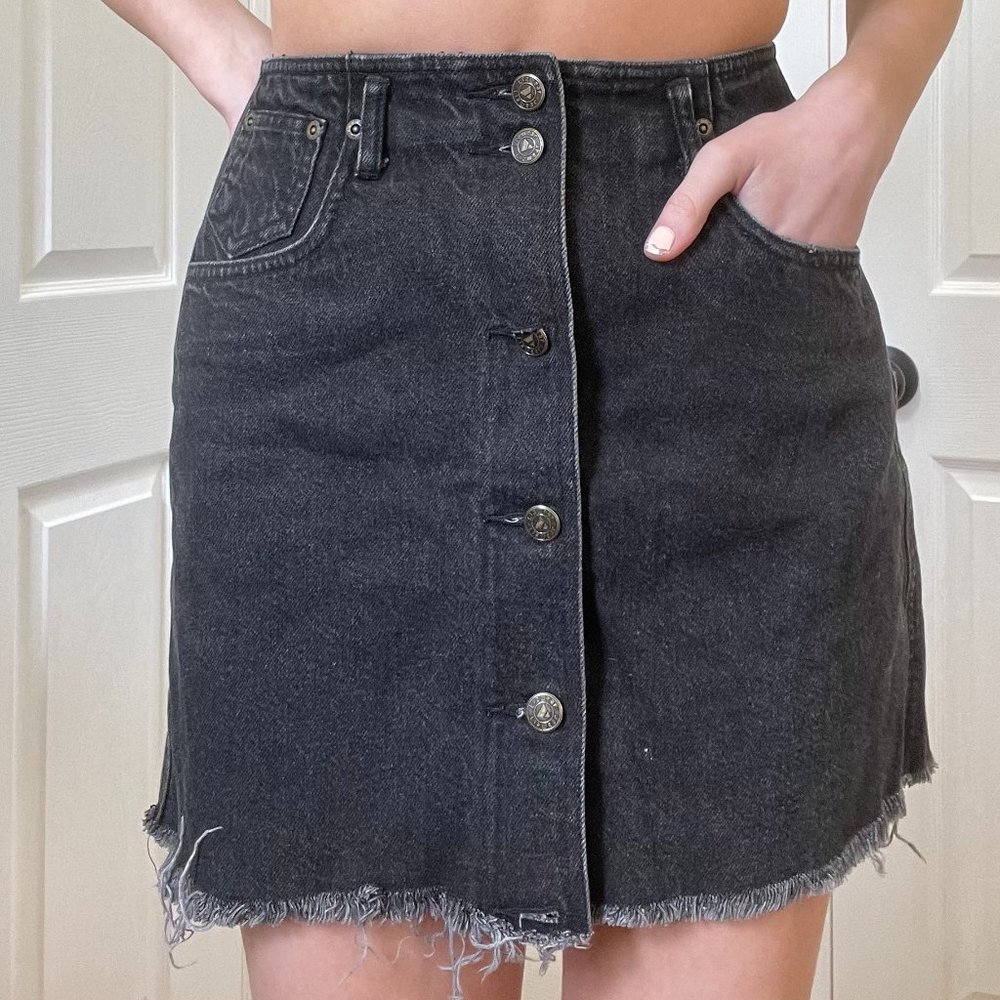 Liz Wear Faded Black Denim Button Up Frayed Skirt (Size 4)